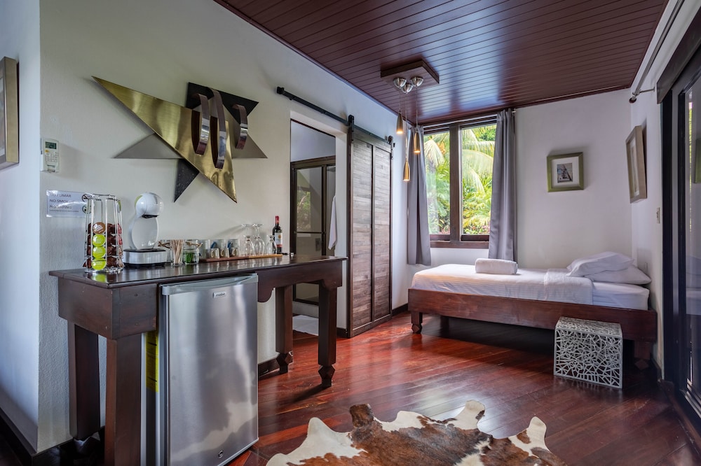 Deluxe Studio Suite, 1 Queen Bed, Partial Ocean View
