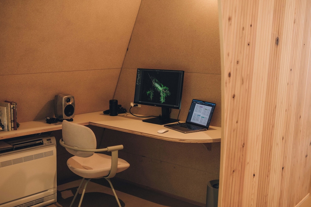 Room with Work Monitor (No Fire Pit), Non Smoking photo 1