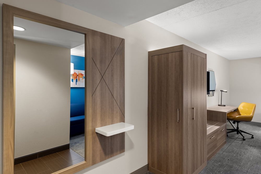 Standard Room, 1 King Bed, Accessible, Non Smoking (Communications, Accessible Tub) - Photo 3