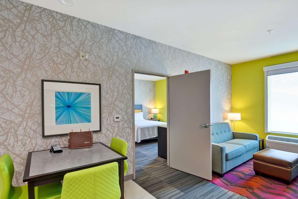 Suite, 1 Queen Bed, Accessible, Bathtub photo 2