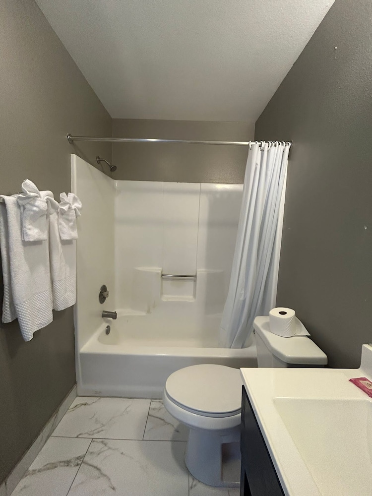 Standard Room, 1 King Bed photo 3