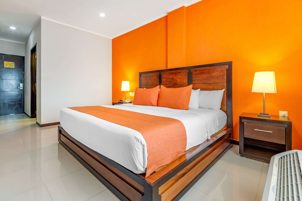 Standard Room, 1 King Bed, Non Smoking - Photo 4