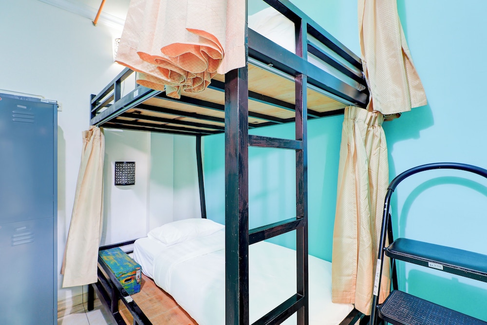 Shared Dormitory, Men only