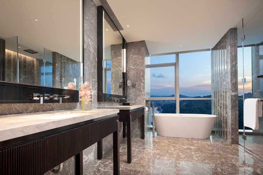 Premium Room, 1 King Bed, Accessible, Club Lounge Access (Lounge Access) - Photo 3