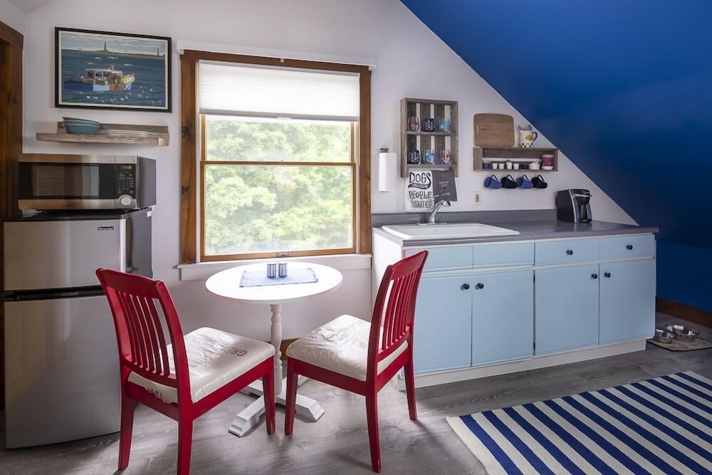 Pet Friendly Studio, 1 queen bed, Kitchenette photo 3
