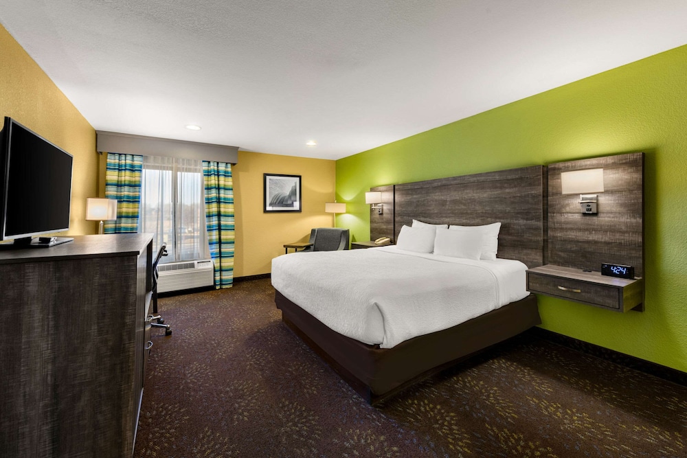 Standard Room, 1 King Bed, Non Smoking - Photo 4