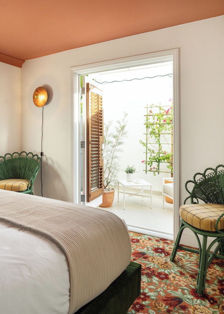 Deluxe Room, 1 Queen Bed, Balcony, Courtyard Area (Deluxe Queen with Balcony) photo 3