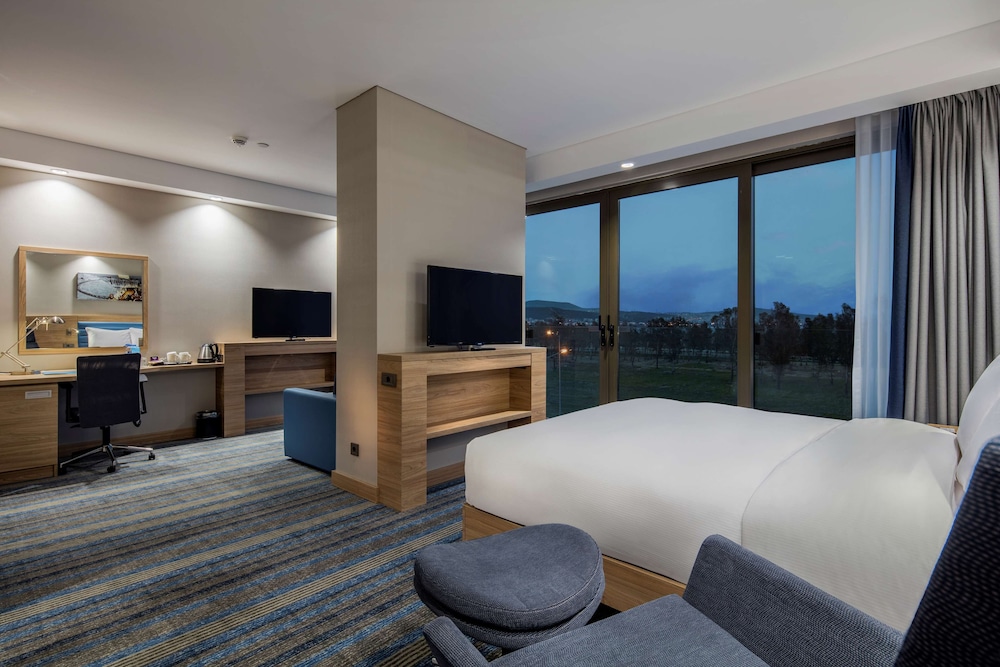 Family Room, 1 Queen Bed With Sofa Bed