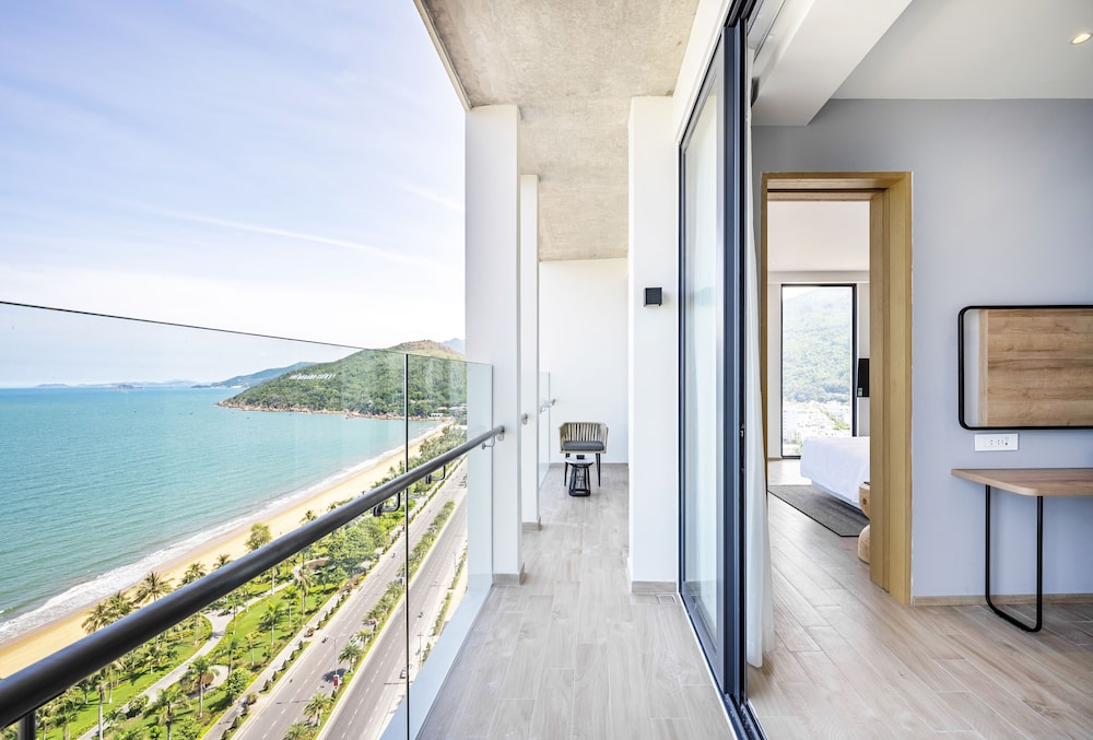 Premier Suite Ocean View King - Photo 4