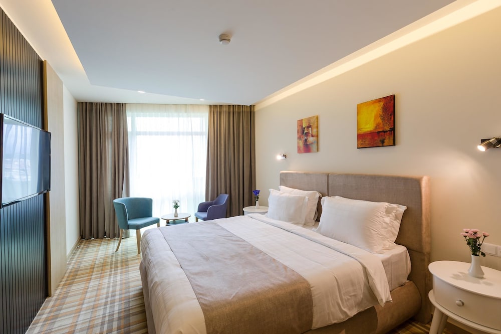 Suite, 1 King Bed, Non Smoking photo 2