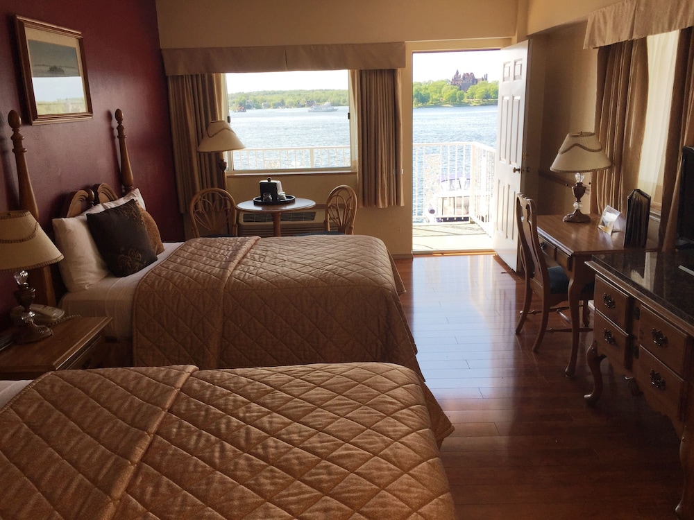 Panoramic Room, 2 Double Beds, Balcony, St. Lawrence River View photo 2