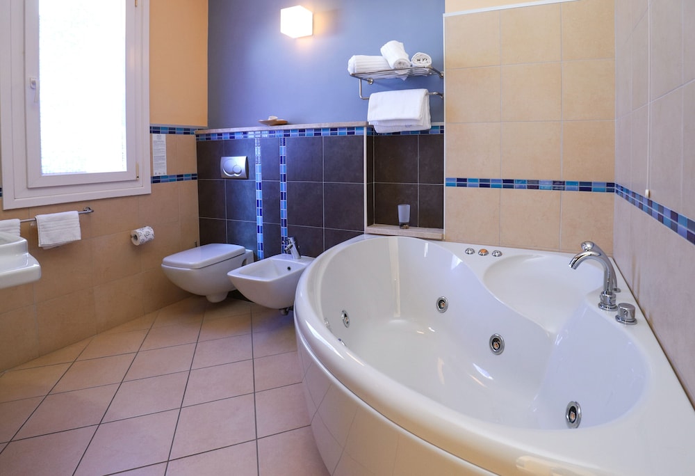 Junior Suite, Jetted Tub, Sea View - Photo 13