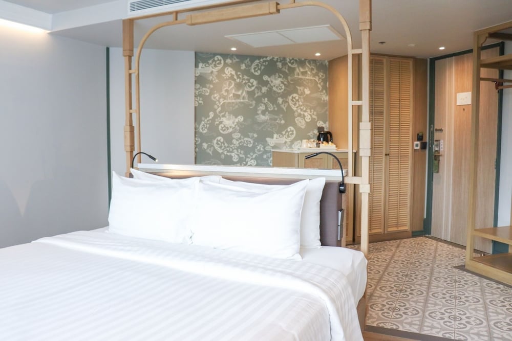 Superior with Balcony, King Bed photo 2