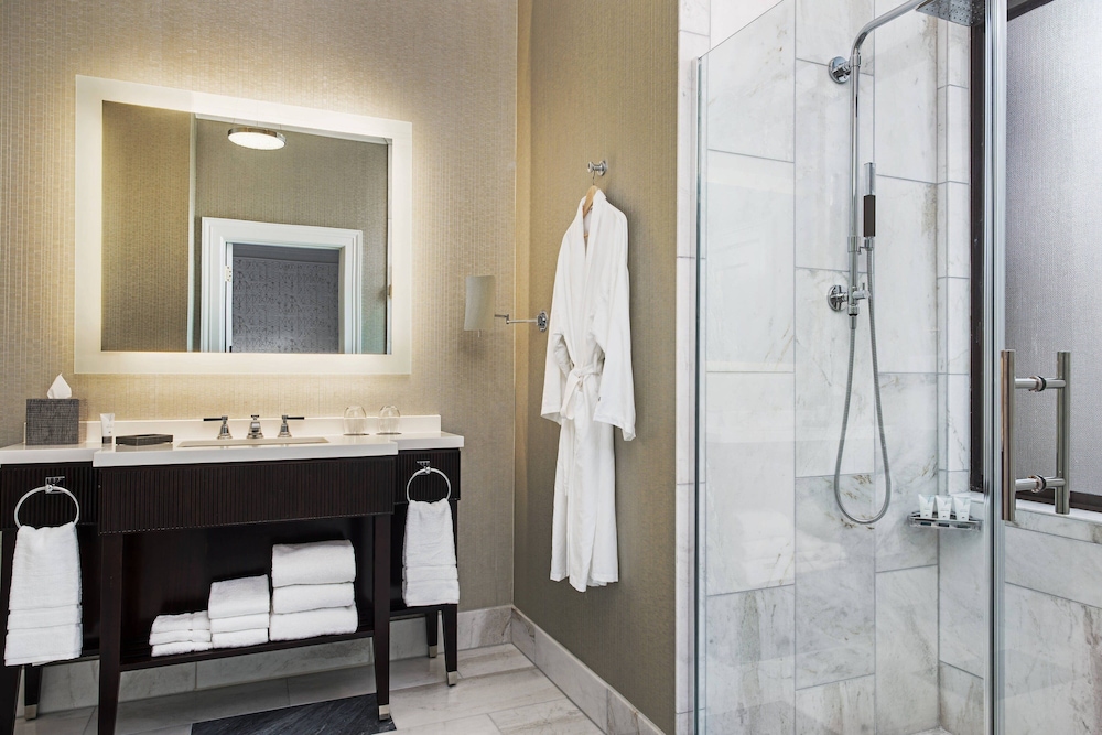 Deluxe Room, 1 King Bed, Tower (Mobility/Hearing Access, Transf Shwr) - Photo 5