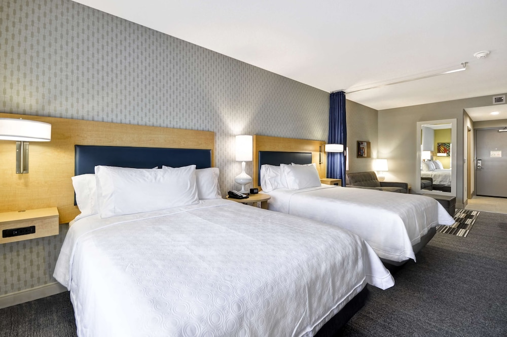Premium Studio, 2 Queen Beds, Non Smoking