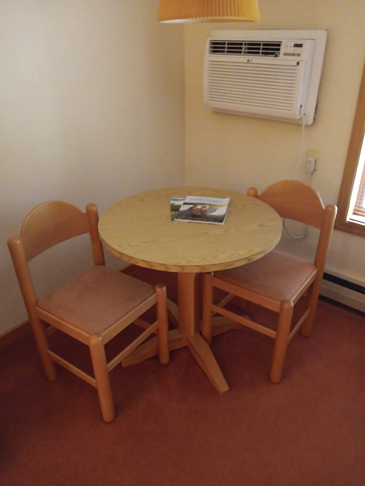 Room, 2 Queen Beds, 2nd Floor photo 3