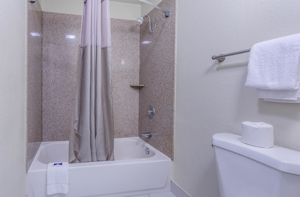 Deluxe Room, 1 Double Bed, Non Smoking, Refrigerator & Microwave - Photo 12