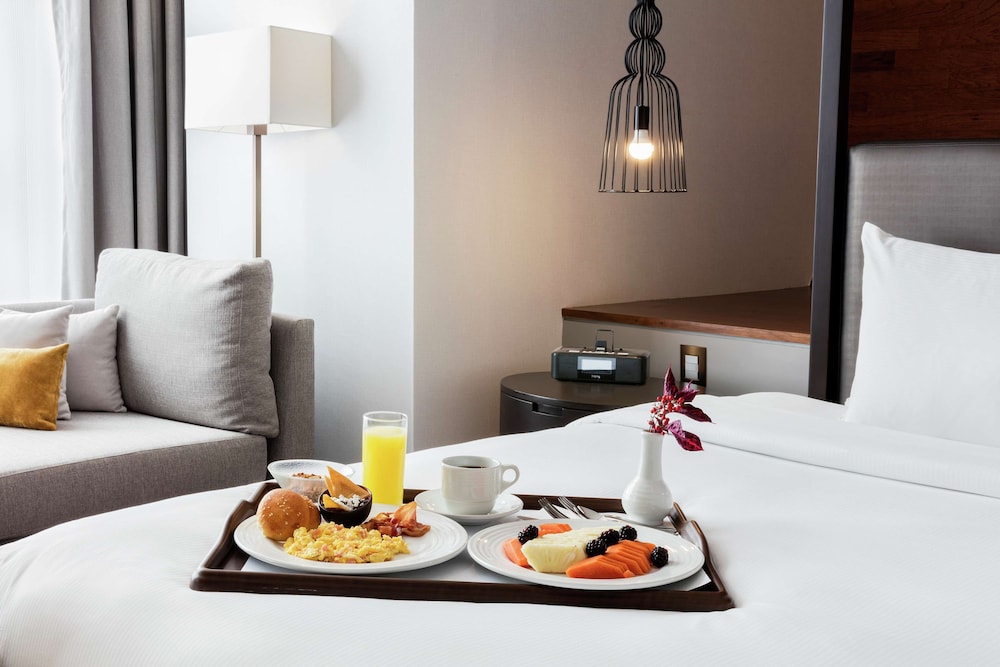 Premium Suite, 1 King Bed, Non Smoking - Photo 4