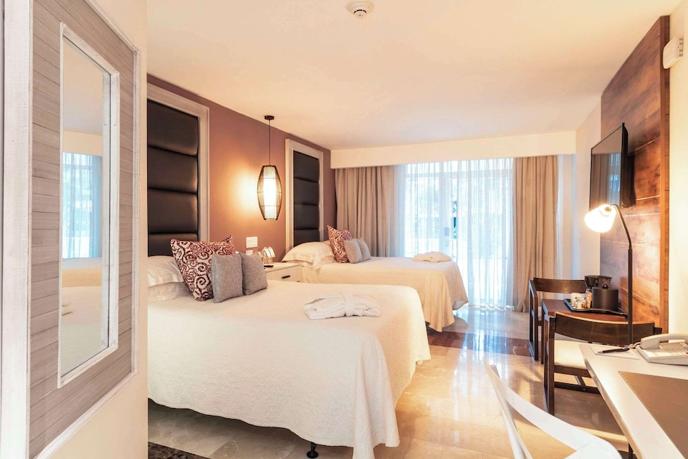 2 Double Beds, Cabana Room, Poolside Room - Photo 3