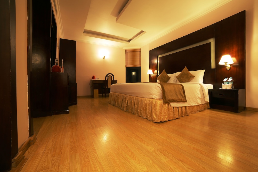 Executive Suite - Photo 9