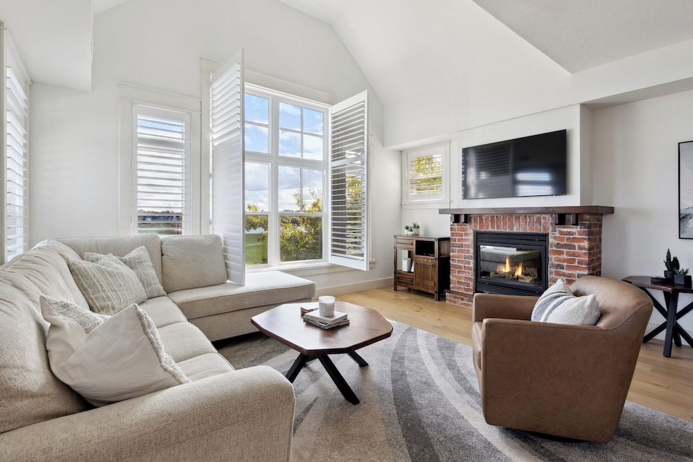 Premium Condo, 3 Bedrooms (210 Rivergrass - No Pets Allowed)