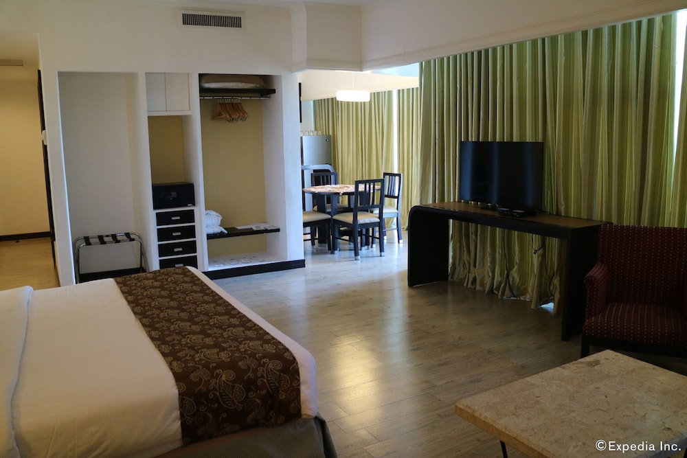Suite, 1 King Bed, Non Smoking - Photo 2