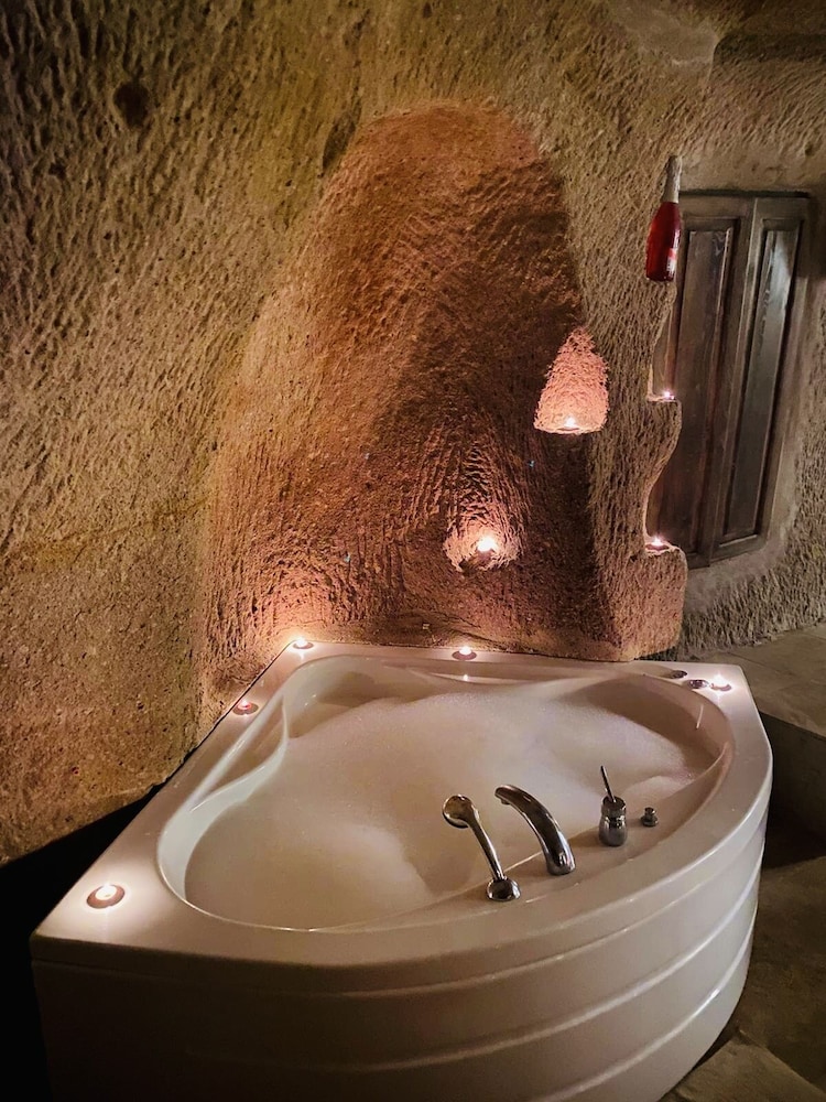 Grand Studio Suite, 1 King Bed, Jetted Tub photo 3