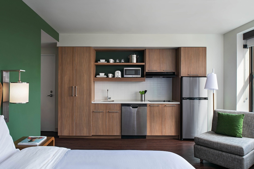 Studio, 1 King Bed (Mobility Accessible, Roll-in Shower) - Photo 2
