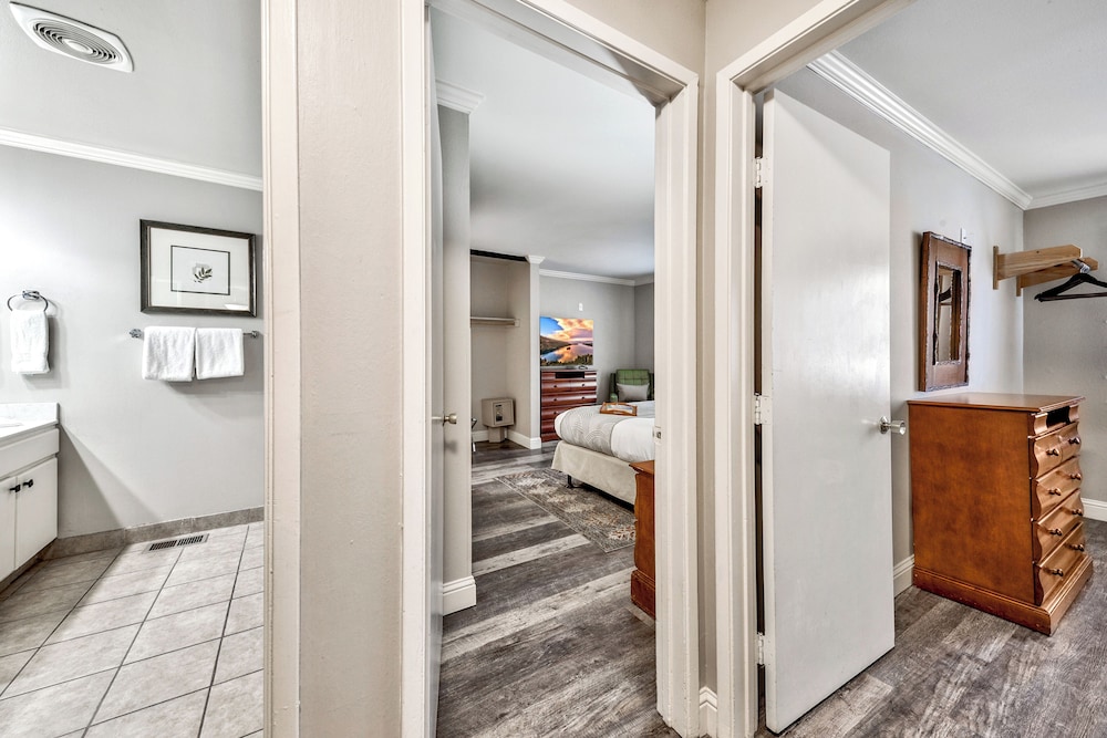 Deluxe Suite, 2 Bedrooms, Poolside - Photo 2