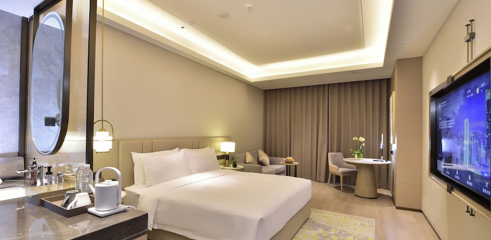 Deluxe City Wall View Queen Room