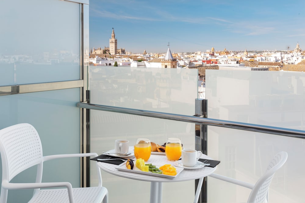 Premium Double or Twin Room, Terrace, City View - Photo 4