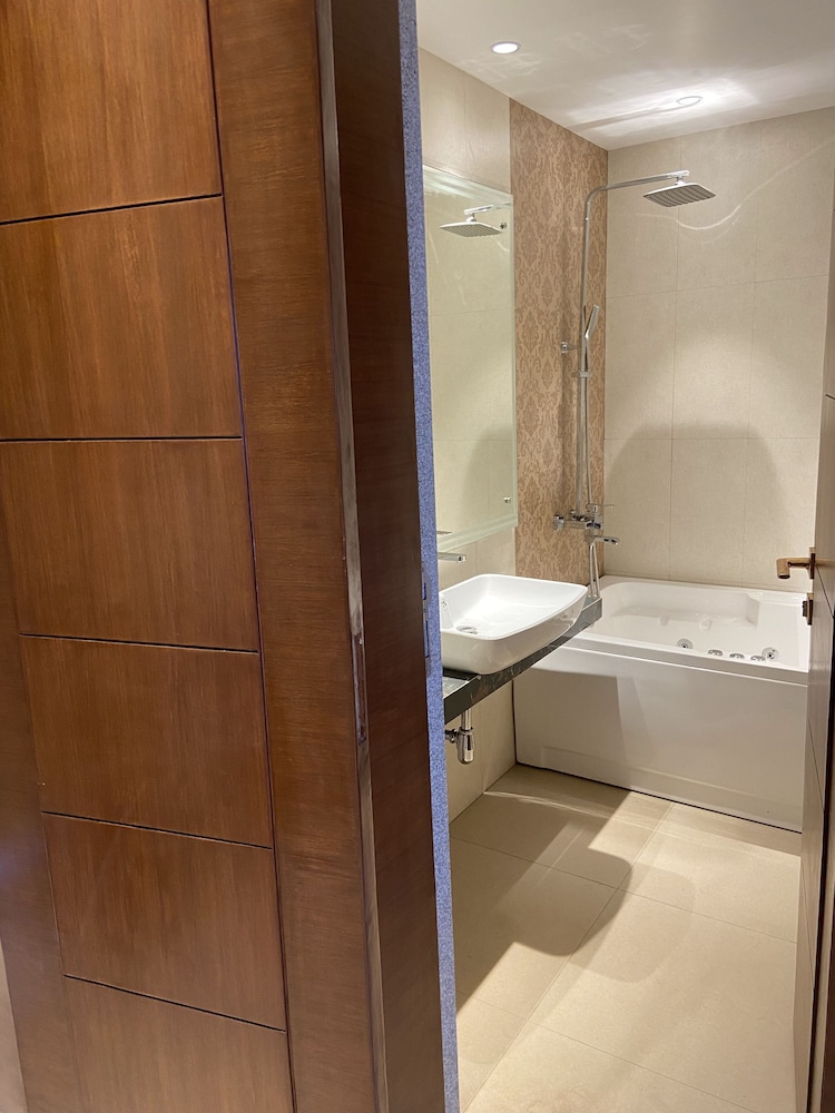 Hazel Suite With Bathtub and Balcony photo 2