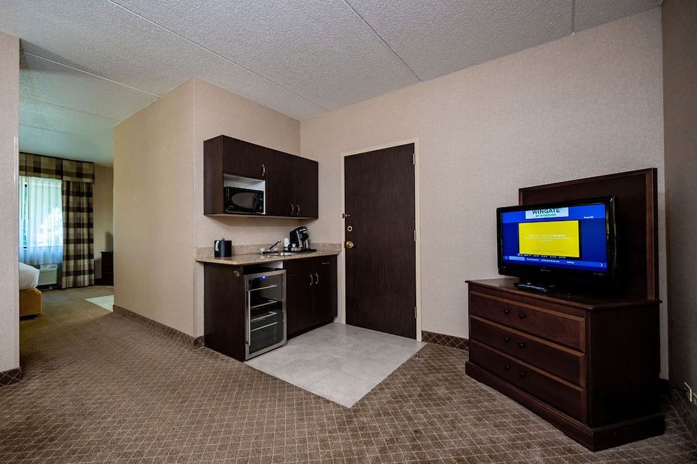 Deluxe Suite, 1 King Bed, Non Smoking (One-Bedroom)