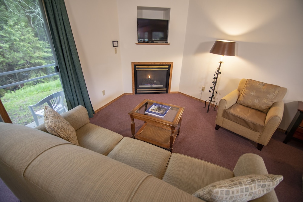Deluxe Room, 1 King Bed With Sofa Bed (Lodge First Floor) photo 3
