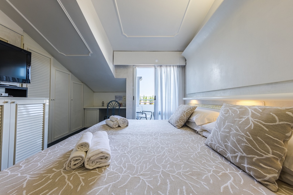 Standard Double or Twin Room - Photo 20