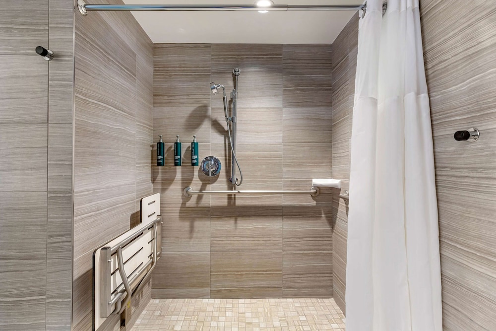 Suite, 2 Bedrooms, Accessible, Non Smoking (Roll In Shower) thumbnail 6