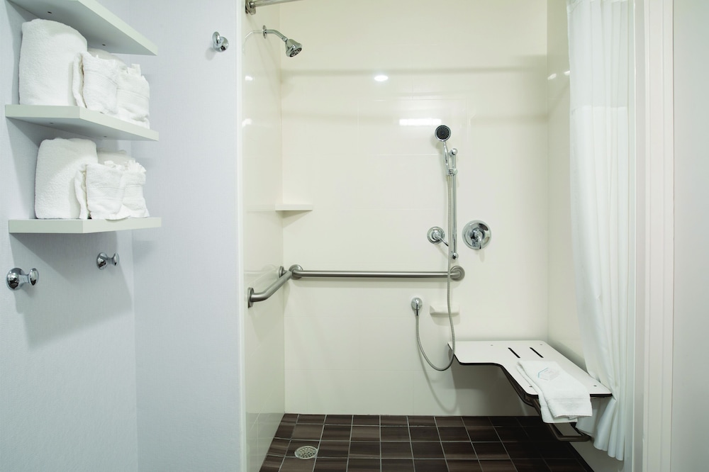 Room, 2 Queen Beds, Accessible (Roll-in Shower) photo 3