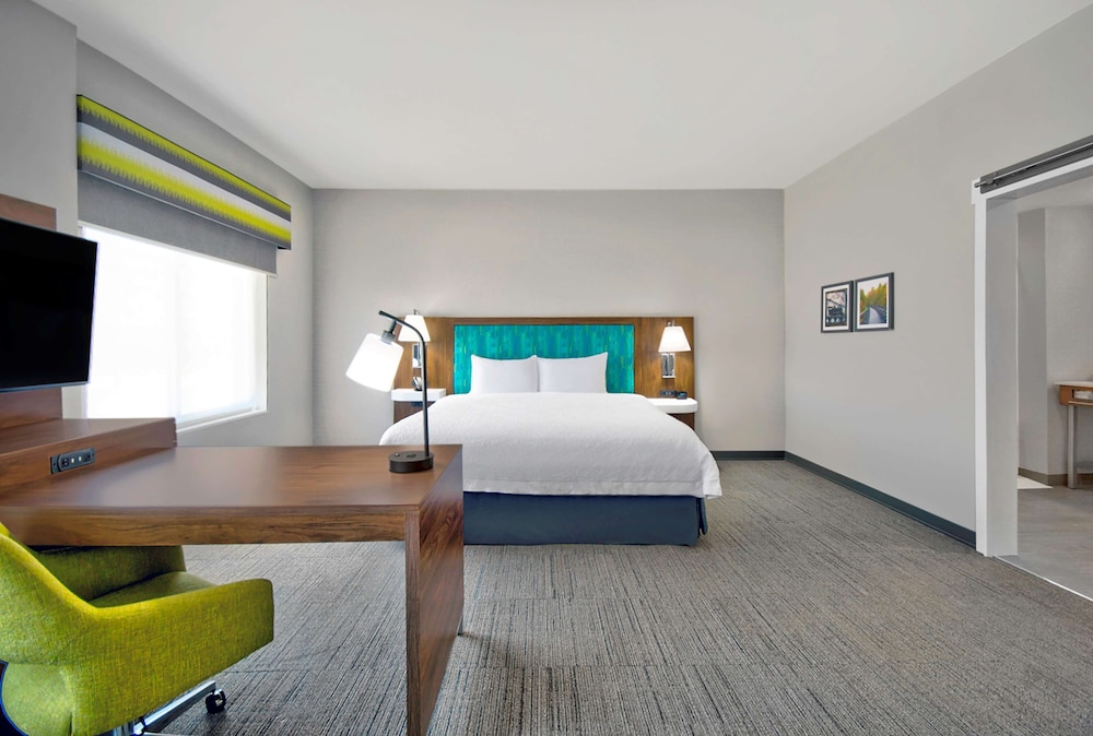 Suite, 1 King Bed, Accessible (Mobility & Hearing, Roll-In Shower) - Photo 2