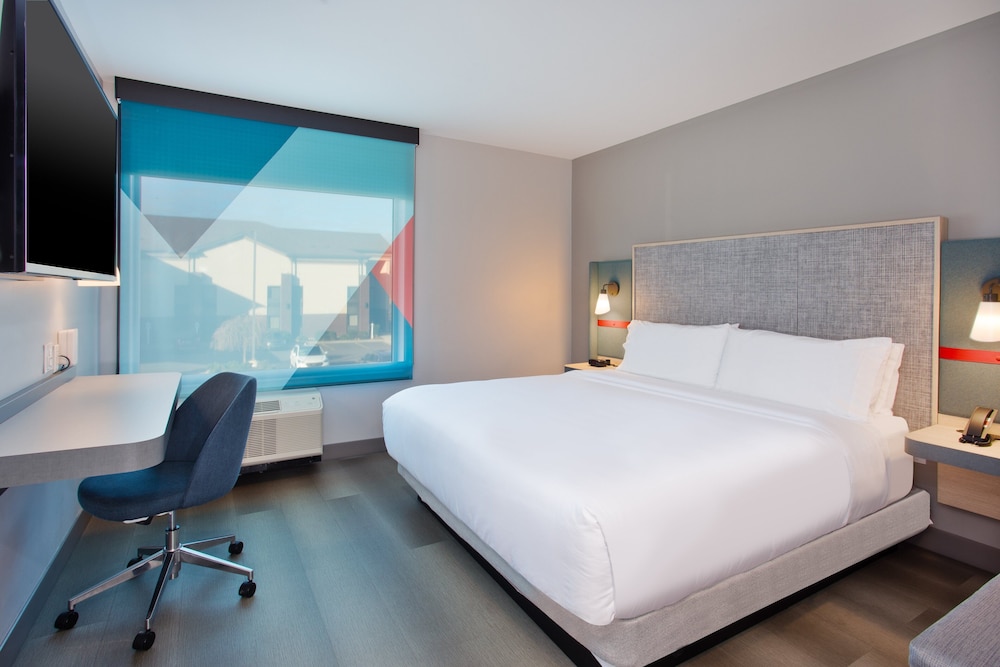 Standard Room, 1 King Bed, Roll-in Shower (Communications) - Photo 6