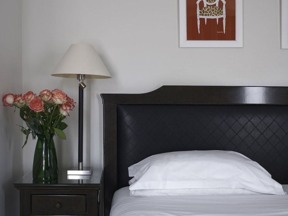 Hotel Royal Saint Honore Paris Louvre bedroom photo