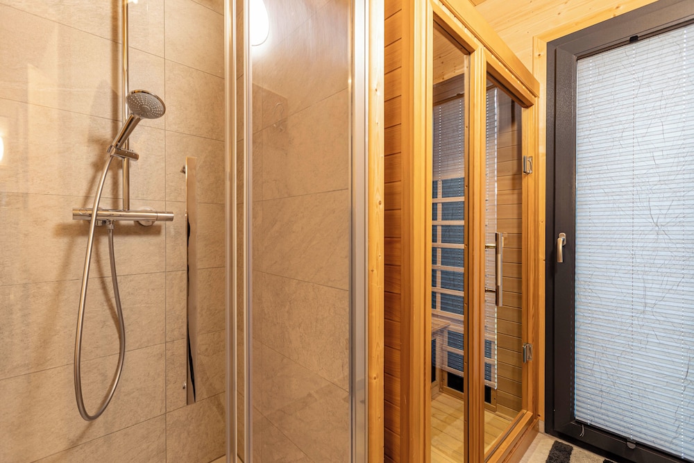 Superior Ferienhaus #2 mit IR-Sauna & Whirlwanne