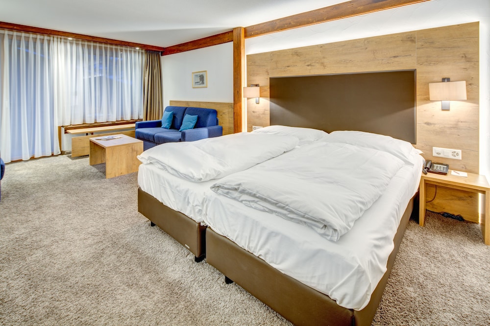 Family Room, 1 Bedroom - Photo 1