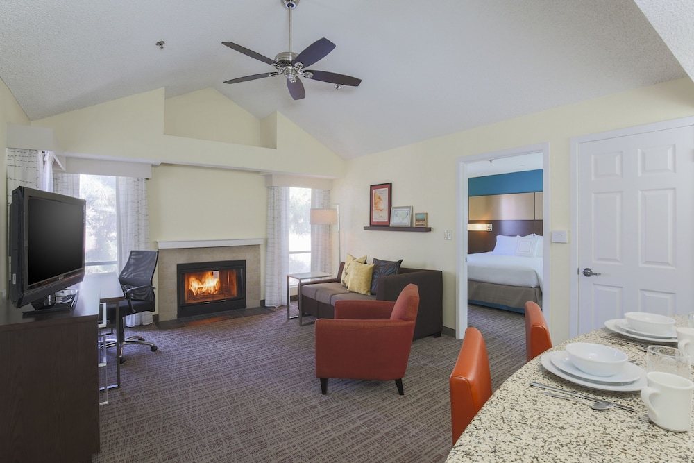 Suite, 2 Bedrooms (Mobility/Hearing Accessible, Tub)