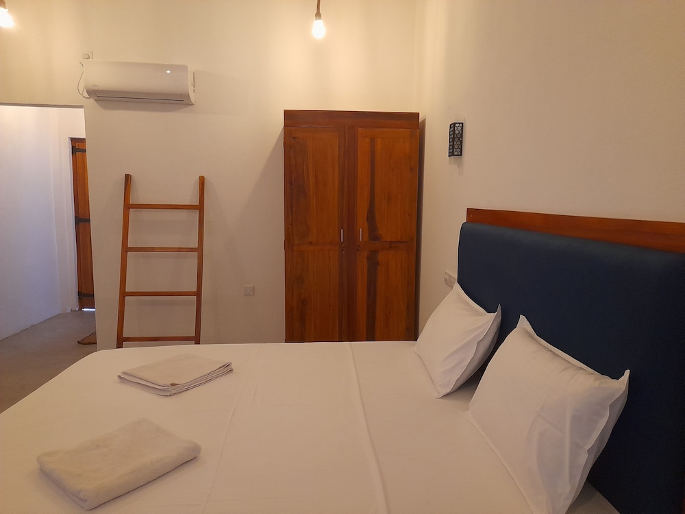 Deluxe Room, 1 King Bed photo 2