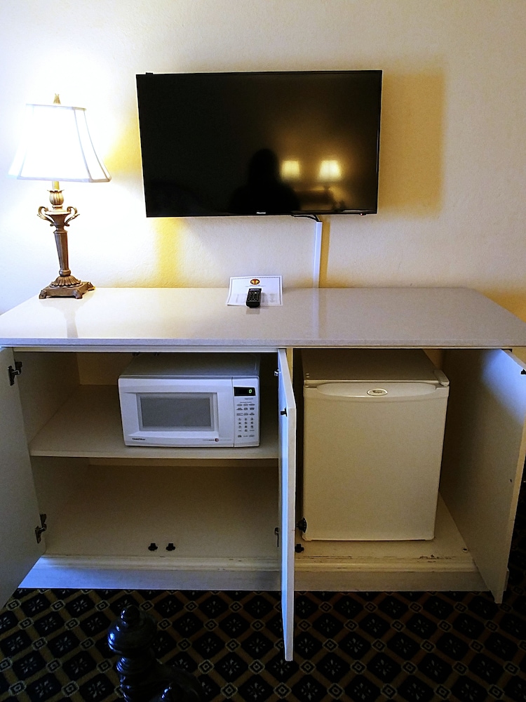 Room, 2 Queen Beds, Refrigerator & Microwave, Oceanfront - Photo 5