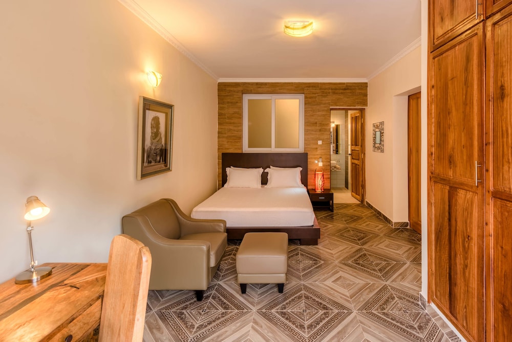 Luxury Suite, 1 Bedroom, Kitchenette, Pool View