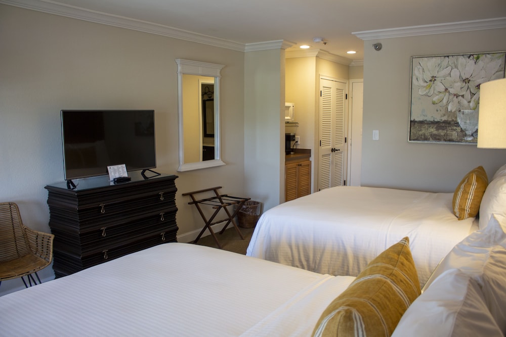 Standard Room, 2 Queen Beds, Non Lakeview, Non Smoking - Photo 3