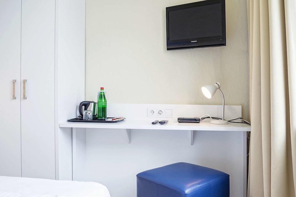 Standard Room, 3 Twin Beds thumbnail 5