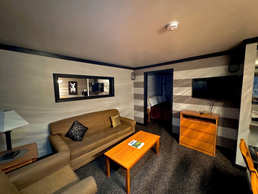 Luxury Studio Suite, 1 King Bed, Non Smoking, Jetted Tub photo 3