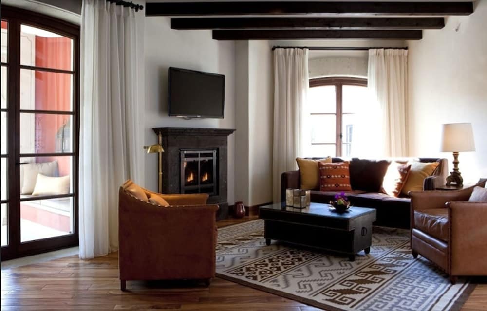 Deluxe Colonial Suite - Photo 4